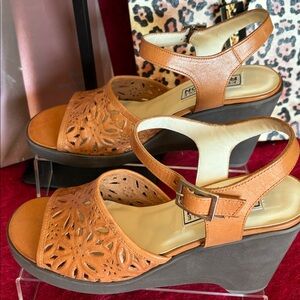 KENNETH COLE REACTION FUNK & GROVE WEDGE LASER CUT SANDALS SHOES LIGHT BROWN 8.5